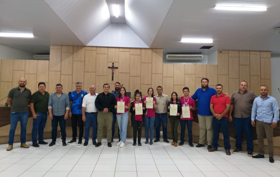 Câmara de Vereadores homenageia os estudantes participantes da Feira de Inovação das Ciências e Engenharias – FIciencias