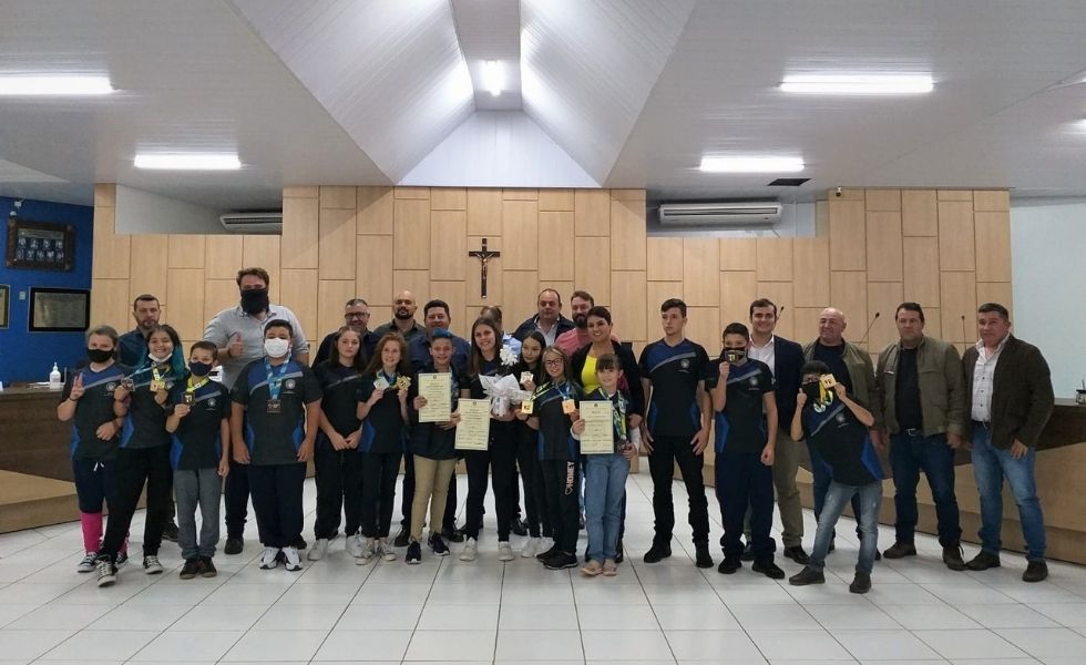 Câmara homenageia Judocas e a Academia de Judô de Pinhão.