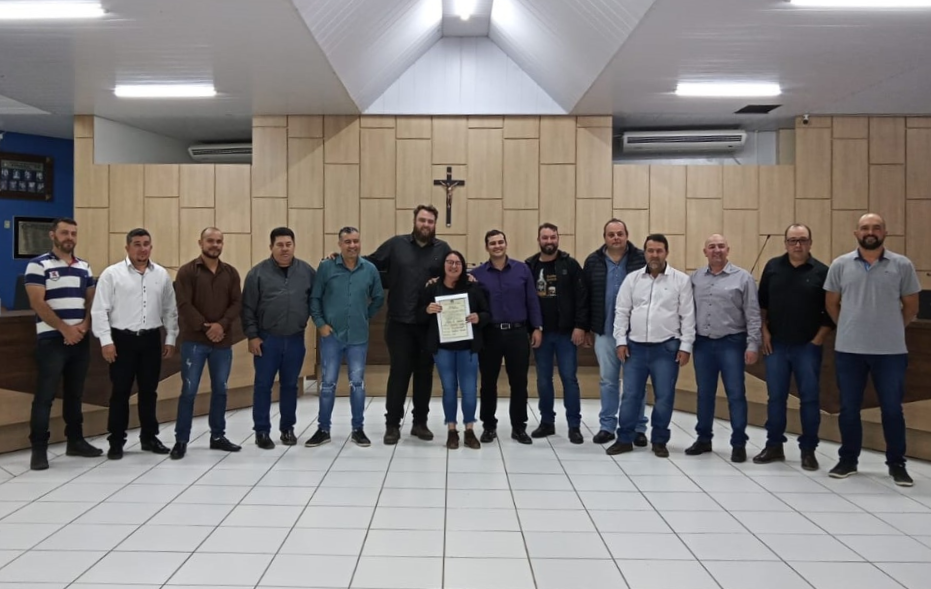 Câmara realiza entrega de Moção à professora Marilda Aparecida Lachowski de França. 