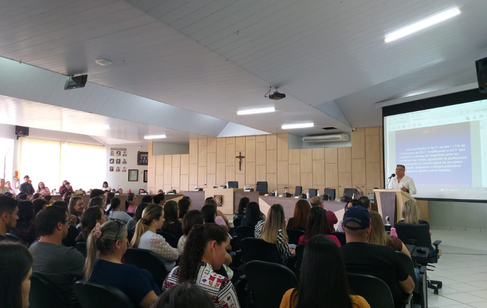 Vereadores participam de Audiência Pública do Conselho Municipal de Educação.